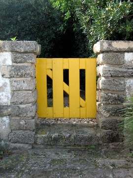黄色とグレーの組み合わせ2　塀と門